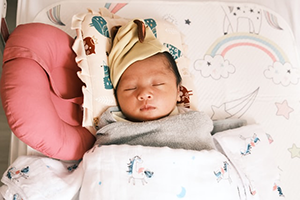 A young infant in a hat, swaddled, covered by a comforter, sleeping on a pillow with other pillows around them and bumper pads on the crib.  This is not a SafeSleep360ÃƒÆ’Ã†â€™Ãƒâ€ Ã¢â‚¬â„¢ÃƒÆ’Ã¢â‚¬Â ÃƒÂ¢Ã¢â€šÂ¬Ã¢â€žÂ¢ÃƒÆ’Ã†â€™ÃƒÂ¢Ã¢â€šÂ¬Ã‚Â ÃƒÆ’Ã‚Â¢ÃƒÂ¢Ã¢â‚¬Å¡Ã‚Â¬ÃƒÂ¢Ã¢â‚¬Å¾Ã‚Â¢ÃƒÆ’Ã†â€™Ãƒâ€ Ã¢â‚¬â„¢ÃƒÆ’Ã‚Â¢ÃƒÂ¢Ã¢â‚¬Å¡Ã‚Â¬Ãƒâ€šÃ‚Â ÃƒÆ’Ã†â€™Ãƒâ€šÃ‚Â¢ÃƒÆ’Ã‚Â¢ÃƒÂ¢Ã¢â€šÂ¬Ã…Â¡Ãƒâ€šÃ‚Â¬ÃƒÆ’Ã‚Â¢ÃƒÂ¢Ã¢â€šÂ¬Ã…Â¾Ãƒâ€šÃ‚Â¢ÃƒÆ’Ã†â€™Ãƒâ€ Ã¢â‚¬â„¢ÃƒÆ’Ã¢â‚¬Â ÃƒÂ¢Ã¢â€šÂ¬Ã¢â€žÂ¢ÃƒÆ’Ã†â€™Ãƒâ€šÃ‚Â¢ÃƒÆ’Ã‚Â¢ÃƒÂ¢Ã¢â€šÂ¬Ã…Â¡Ãƒâ€šÃ‚Â¬ÃƒÆ’Ã¢â‚¬Å¡Ãƒâ€šÃ‚Â ÃƒÆ’Ã†â€™Ãƒâ€ Ã¢â‚¬â„¢ÃƒÆ’Ã¢â‚¬Å¡Ãƒâ€šÃ‚Â¢ÃƒÆ’Ã†â€™Ãƒâ€šÃ‚Â¢ÃƒÆ’Ã‚Â¢ÃƒÂ¢Ã¢â‚¬Å¡Ã‚Â¬Ãƒâ€¦Ã‚Â¡ÃƒÆ’Ã¢â‚¬Å¡Ãƒâ€šÃ‚Â¬ÃƒÆ’Ã†â€™Ãƒâ€šÃ‚Â¢ÃƒÆ’Ã‚Â¢ÃƒÂ¢Ã¢â‚¬Å¡Ã‚Â¬Ãƒâ€¦Ã‚Â¾ÃƒÆ’Ã¢â‚¬Å¡Ãƒâ€šÃ‚Â¢ÃƒÆ’Ã†â€™Ãƒâ€ Ã¢â‚¬â„¢ÃƒÆ’Ã¢â‚¬Â ÃƒÂ¢Ã¢â€šÂ¬Ã¢â€žÂ¢ÃƒÆ’Ã†â€™ÃƒÂ¢Ã¢â€šÂ¬Ã‚Â ÃƒÆ’Ã‚Â¢ÃƒÂ¢Ã¢â‚¬Å¡Ã‚Â¬ÃƒÂ¢Ã¢â‚¬Å¾Ã‚Â¢ÃƒÆ’Ã†â€™Ãƒâ€ Ã¢â‚¬â„¢ÃƒÆ’Ã¢â‚¬Å¡Ãƒâ€šÃ‚Â¢ÃƒÆ’Ã†â€™Ãƒâ€šÃ‚Â¢ÃƒÆ’Ã‚Â¢ÃƒÂ¢Ã¢â‚¬Å¡Ã‚Â¬Ãƒâ€¦Ã‚Â¡ÃƒÆ’Ã¢â‚¬Å¡Ãƒâ€šÃ‚Â¬&nbsp;ÃƒÆ’Ã†â€™Ãƒâ€ Ã¢â‚¬â„¢ÃƒÆ’Ã¢â‚¬Â ÃƒÂ¢Ã¢â€šÂ¬Ã¢â€žÂ¢ÃƒÆ’Ã†â€™ÃƒÂ¢Ã¢â€šÂ¬Ã…Â¡ÃƒÆ’Ã¢â‚¬Å¡Ãƒâ€šÃ‚Â¢ÃƒÆ’Ã†â€™Ãƒâ€ Ã¢â‚¬â„¢ÃƒÆ’Ã¢â‚¬Å¡Ãƒâ€šÃ‚Â¢ÃƒÆ’Ã†â€™Ãƒâ€šÃ‚Â¢ÃƒÆ’Ã‚Â¢ÃƒÂ¢Ã¢â€šÂ¬Ã…Â¡Ãƒâ€šÃ‚Â¬ÃƒÆ’Ã¢â‚¬Â¦Ãƒâ€šÃ‚Â¡ÃƒÆ’Ã†â€™ÃƒÂ¢Ã¢â€šÂ¬Ã…Â¡ÃƒÆ’Ã¢â‚¬Å¡Ãƒâ€šÃ‚Â¬ÃƒÆ’Ã†â€™Ãƒâ€ Ã¢â‚¬â„¢ÃƒÆ’Ã¢â‚¬Å¡Ãƒâ€šÃ‚Â¢ÃƒÆ’Ã†â€™Ãƒâ€šÃ‚Â¢ÃƒÆ’Ã‚Â¢ÃƒÂ¢Ã¢â€šÂ¬Ã…Â¡Ãƒâ€šÃ‚Â¬ÃƒÆ’Ã¢â‚¬Â¦Ãƒâ€šÃ‚Â¾ÃƒÆ’Ã†â€™ÃƒÂ¢Ã¢â€šÂ¬Ã…Â¡ÃƒÆ’Ã¢â‚¬Å¡Ãƒâ€šÃ‚Â¢ÃƒÆ’Ã†â€™Ãƒâ€ Ã¢â‚¬â„¢ÃƒÆ’Ã¢â‚¬Â ÃƒÂ¢Ã¢â€šÂ¬Ã¢â€žÂ¢ÃƒÆ’Ã†â€™ÃƒÂ¢Ã¢â€šÂ¬Ã‚Â ÃƒÆ’Ã‚Â¢ÃƒÂ¢Ã¢â‚¬Å¡Ã‚Â¬ÃƒÂ¢Ã¢â‚¬Å¾Ã‚Â¢ÃƒÆ’Ã†â€™Ãƒâ€ Ã¢â‚¬â„¢ÃƒÆ’Ã‚Â¢ÃƒÂ¢Ã¢â‚¬Å¡Ã‚Â¬Ãƒâ€šÃ‚Â ÃƒÆ’Ã†â€™Ãƒâ€šÃ‚Â¢ÃƒÆ’Ã‚Â¢ÃƒÂ¢Ã¢â€šÂ¬Ã…Â¡Ãƒâ€šÃ‚Â¬ÃƒÆ’Ã‚Â¢ÃƒÂ¢Ã¢â€šÂ¬Ã…Â¾Ãƒâ€šÃ‚Â¢ÃƒÆ’Ã†â€™Ãƒâ€ Ã¢â‚¬â„¢ÃƒÆ’Ã¢â‚¬Â ÃƒÂ¢Ã¢â€šÂ¬Ã¢â€žÂ¢ÃƒÆ’Ã†â€™Ãƒâ€šÃ‚Â¢ÃƒÆ’Ã‚Â¢ÃƒÂ¢Ã¢â€šÂ¬Ã…Â¡Ãƒâ€šÃ‚Â¬ÃƒÆ’Ã¢â‚¬Â¦Ãƒâ€šÃ‚Â¡ÃƒÆ’Ã†â€™Ãƒâ€ Ã¢â‚¬â„¢ÃƒÆ’Ã‚Â¢ÃƒÂ¢Ã¢â‚¬Å¡Ã‚Â¬Ãƒâ€¦Ã‚Â¡ÃƒÆ’Ã†â€™ÃƒÂ¢Ã¢â€šÂ¬Ã…Â¡ÃƒÆ’Ã¢â‚¬Å¡Ãƒâ€šÃ‚Â¢ÃƒÆ’Ã†â€™Ãƒâ€ Ã¢â‚¬â„¢ÃƒÆ’Ã¢â‚¬Â ÃƒÂ¢Ã¢â€šÂ¬Ã¢â€žÂ¢ÃƒÆ’Ã†â€™ÃƒÂ¢Ã¢â€šÂ¬Ã‚Â ÃƒÆ’Ã‚Â¢ÃƒÂ¢Ã¢â‚¬Å¡Ã‚Â¬ÃƒÂ¢Ã¢â‚¬Å¾Ã‚Â¢ÃƒÆ’Ã†â€™Ãƒâ€ Ã¢â‚¬â„¢ÃƒÆ’Ã‚Â¢ÃƒÂ¢Ã¢â‚¬Å¡Ã‚Â¬Ãƒâ€¦Ã‚Â¡ÃƒÆ’Ã†â€™ÃƒÂ¢Ã¢â€šÂ¬Ã…Â¡ÃƒÆ’Ã¢â‚¬Å¡Ãƒâ€šÃ‚Â¢ÃƒÆ’Ã†â€™Ãƒâ€ Ã¢â‚¬â„¢ÃƒÆ’Ã¢â‚¬Â ÃƒÂ¢Ã¢â€šÂ¬Ã¢â€žÂ¢ÃƒÆ’Ã†â€™ÃƒÂ¢Ã¢â€šÂ¬Ã…Â¡ÃƒÆ’Ã¢â‚¬Å¡Ãƒâ€šÃ‚Â¢ÃƒÆ’Ã†â€™Ãƒâ€ Ã¢â‚¬â„¢ÃƒÆ’Ã¢â‚¬Å¡Ãƒâ€šÃ‚Â¢ÃƒÆ’Ã†â€™Ãƒâ€šÃ‚Â¢ÃƒÆ’Ã‚Â¢ÃƒÂ¢Ã¢â€šÂ¬Ã…Â¡Ãƒâ€šÃ‚Â¬ÃƒÆ’Ã¢â‚¬Â¦Ãƒâ€šÃ‚Â¡ÃƒÆ’Ã†â€™ÃƒÂ¢Ã¢â€šÂ¬Ã…Â¡ÃƒÆ’Ã¢â‚¬Å¡Ãƒâ€šÃ‚Â¬ÃƒÆ’Ã†â€™Ãƒâ€ Ã¢â‚¬â„¢ÃƒÆ’Ã‚Â¢ÃƒÂ¢Ã¢â‚¬Å¡Ã‚Â¬Ãƒâ€šÃ‚Â¦ÃƒÆ’Ã†â€™ÃƒÂ¢Ã¢â€šÂ¬Ã…Â¡ÃƒÆ’Ã¢â‚¬Å¡Ãƒâ€šÃ‚Â¡ÃƒÆ’Ã†â€™Ãƒâ€ Ã¢â‚¬â„¢ÃƒÆ’Ã¢â‚¬Â ÃƒÂ¢Ã¢â€šÂ¬Ã¢â€žÂ¢ÃƒÆ’Ã†â€™Ãƒâ€šÃ‚Â¢ÃƒÆ’Ã‚Â¢ÃƒÂ¢Ã¢â€šÂ¬Ã…Â¡Ãƒâ€šÃ‚Â¬ÃƒÆ’Ã¢â‚¬Â¦Ãƒâ€šÃ‚Â¡ÃƒÆ’Ã†â€™Ãƒâ€ Ã¢â‚¬â„¢ÃƒÆ’Ã‚Â¢ÃƒÂ¢Ã¢â‚¬Å¡Ã‚Â¬Ãƒâ€¦Ã‚Â¡ÃƒÆ’Ã†â€™ÃƒÂ¢Ã¢â€šÂ¬Ã…Â¡ÃƒÆ’Ã¢â‚¬Å¡Ãƒâ€šÃ‚Â¬ÃƒÆ’Ã†â€™Ãƒâ€ Ã¢â‚¬â„¢ÃƒÆ’Ã¢â‚¬Â ÃƒÂ¢Ã¢â€šÂ¬Ã¢â€žÂ¢ÃƒÆ’Ã†â€™ÃƒÂ¢Ã¢â€šÂ¬Ã‚Â ÃƒÆ’Ã‚Â¢ÃƒÂ¢Ã¢â‚¬Å¡Ã‚Â¬ÃƒÂ¢Ã¢â‚¬Å¾Ã‚Â¢ÃƒÆ’Ã†â€™Ãƒâ€ Ã¢â‚¬â„¢ÃƒÆ’Ã¢â‚¬Å¡Ãƒâ€šÃ‚Â¢ÃƒÆ’Ã†â€™Ãƒâ€šÃ‚Â¢ÃƒÆ’Ã‚Â¢ÃƒÂ¢Ã¢â‚¬Å¡Ã‚Â¬Ãƒâ€¦Ã‚Â¡ÃƒÆ’Ã¢â‚¬Å¡Ãƒâ€šÃ‚Â¬ÃƒÆ’Ã†â€™ÃƒÂ¢Ã¢â€šÂ¬Ã…Â¡ÃƒÆ’Ã¢â‚¬Å¡Ãƒâ€šÃ‚Â¦ÃƒÆ’Ã†â€™Ãƒâ€ Ã¢â‚¬â„¢ÃƒÆ’Ã¢â‚¬Â ÃƒÂ¢Ã¢â€šÂ¬Ã¢â€žÂ¢ÃƒÆ’Ã†â€™Ãƒâ€šÃ‚Â¢ÃƒÆ’Ã‚Â¢ÃƒÂ¢Ã¢â€šÂ¬Ã…Â¡Ãƒâ€šÃ‚Â¬ÃƒÆ’Ã¢â‚¬Â¦Ãƒâ€šÃ‚Â¡ÃƒÆ’Ã†â€™Ãƒâ€ Ã¢â‚¬â„¢ÃƒÆ’Ã‚Â¢ÃƒÂ¢Ã¢â‚¬Å¡Ã‚Â¬Ãƒâ€¦Ã‚Â¡ÃƒÆ’Ã†â€™ÃƒÂ¢Ã¢â€šÂ¬Ã…Â¡ÃƒÆ’Ã¢â‚¬Å¡Ãƒâ€šÃ‚Â¡ÃƒÆ’Ã†â€™Ãƒâ€ Ã¢â‚¬â„¢ÃƒÆ’Ã¢â‚¬Â ÃƒÂ¢Ã¢â€šÂ¬Ã¢â€žÂ¢ÃƒÆ’Ã†â€™ÃƒÂ¢Ã¢â€šÂ¬Ã‚Â ÃƒÆ’Ã‚Â¢ÃƒÂ¢Ã¢â‚¬Å¡Ã‚Â¬ÃƒÂ¢Ã¢â‚¬Å¾Ã‚Â¢ÃƒÆ’Ã†â€™Ãƒâ€ Ã¢â‚¬â„¢ÃƒÆ’Ã‚Â¢ÃƒÂ¢Ã¢â‚¬Å¡Ã‚Â¬Ãƒâ€šÃ‚Â ÃƒÆ’Ã†â€™Ãƒâ€šÃ‚Â¢ÃƒÆ’Ã‚Â¢ÃƒÂ¢Ã¢â€šÂ¬Ã…Â¡Ãƒâ€šÃ‚Â¬ÃƒÆ’Ã‚Â¢ÃƒÂ¢Ã¢â€šÂ¬Ã…Â¾Ãƒâ€šÃ‚Â¢ÃƒÆ’Ã†â€™Ãƒâ€ Ã¢â‚¬â„¢ÃƒÆ’Ã¢â‚¬Â ÃƒÂ¢Ã¢â€šÂ¬Ã¢â€žÂ¢ÃƒÆ’Ã†â€™Ãƒâ€šÃ‚Â¢ÃƒÆ’Ã‚Â¢ÃƒÂ¢Ã¢â€šÂ¬Ã…Â¡Ãƒâ€šÃ‚Â¬ÃƒÆ’Ã¢â‚¬Å¡Ãƒâ€šÃ‚Â ÃƒÆ’Ã†â€™Ãƒâ€ Ã¢â‚¬â„¢ÃƒÆ’Ã¢â‚¬Å¡Ãƒâ€šÃ‚Â¢ÃƒÆ’Ã†â€™Ãƒâ€šÃ‚Â¢ÃƒÆ’Ã‚Â¢ÃƒÂ¢Ã¢â‚¬Å¡Ã‚Â¬Ãƒâ€¦Ã‚Â¡ÃƒÆ’Ã¢â‚¬Å¡Ãƒâ€šÃ‚Â¬ÃƒÆ’Ã†â€™Ãƒâ€šÃ‚Â¢ÃƒÆ’Ã‚Â¢ÃƒÂ¢Ã¢â‚¬Å¡Ã‚Â¬Ãƒâ€¦Ã‚Â¾ÃƒÆ’Ã¢â‚¬Å¡Ãƒâ€šÃ‚Â¢ÃƒÆ’Ã†â€™Ãƒâ€ Ã¢â‚¬â„¢ÃƒÆ’Ã¢â‚¬Â ÃƒÂ¢Ã¢â€šÂ¬Ã¢â€žÂ¢ÃƒÆ’Ã†â€™ÃƒÂ¢Ã¢â€šÂ¬Ã‚Â ÃƒÆ’Ã‚Â¢ÃƒÂ¢Ã¢â‚¬Å¡Ã‚Â¬ÃƒÂ¢Ã¢â‚¬Å¾Ã‚Â¢ÃƒÆ’Ã†â€™Ãƒâ€ Ã¢â‚¬â„¢ÃƒÆ’Ã‚Â¢ÃƒÂ¢Ã¢â‚¬Å¡Ã‚Â¬Ãƒâ€¦Ã‚Â¡ÃƒÆ’Ã†â€™ÃƒÂ¢Ã¢â€šÂ¬Ã…Â¡ÃƒÆ’Ã¢â‚¬Å¡Ãƒâ€šÃ‚Â¢ÃƒÆ’Ã†â€™Ãƒâ€ Ã¢â‚¬â„¢ÃƒÆ’Ã¢â‚¬Â ÃƒÂ¢Ã¢â€šÂ¬Ã¢â€žÂ¢ÃƒÆ’Ã†â€™ÃƒÂ¢Ã¢â€šÂ¬Ã…Â¡ÃƒÆ’Ã¢â‚¬Å¡Ãƒâ€šÃ‚Â¢ÃƒÆ’Ã†â€™Ãƒâ€ Ã¢â‚¬â„¢ÃƒÆ’Ã¢â‚¬Å¡Ãƒâ€šÃ‚Â¢ÃƒÆ’Ã†â€™Ãƒâ€šÃ‚Â¢ÃƒÆ’Ã‚Â¢ÃƒÂ¢Ã¢â‚¬Å¡Ã‚Â¬Ãƒâ€¦Ã‚Â¡ÃƒÆ’Ã¢â‚¬Å¡Ãƒâ€šÃ‚Â¬ÃƒÆ’Ã†â€™ÃƒÂ¢Ã¢â€šÂ¬Ã‚Â¦ÃƒÆ’Ã¢â‚¬Å¡Ãƒâ€šÃ‚Â¡ÃƒÆ’Ã†â€™Ãƒâ€ Ã¢â‚¬â„¢ÃƒÆ’Ã‚Â¢ÃƒÂ¢Ã¢â‚¬Å¡Ã‚Â¬Ãƒâ€¦Ã‚Â¡ÃƒÆ’Ã†â€™ÃƒÂ¢Ã¢â€šÂ¬Ã…Â¡ÃƒÆ’Ã¢â‚¬Å¡Ãƒâ€šÃ‚Â¬ÃƒÆ’Ã†â€™Ãƒâ€ Ã¢â‚¬â„¢ÃƒÆ’Ã¢â‚¬Â ÃƒÂ¢Ã¢â€šÂ¬Ã¢â€žÂ¢ÃƒÆ’Ã†â€™Ãƒâ€šÃ‚Â¢ÃƒÆ’Ã‚Â¢ÃƒÂ¢Ã¢â€šÂ¬Ã…Â¡Ãƒâ€šÃ‚Â¬ÃƒÆ’Ã¢â‚¬Å¡Ãƒâ€šÃ‚Â¦ÃƒÆ’Ã†â€™Ãƒâ€ Ã¢â‚¬â„¢ÃƒÆ’Ã‚Â¢ÃƒÂ¢Ã¢â‚¬Å¡Ã‚Â¬Ãƒâ€¦Ã‚Â¡ÃƒÆ’Ã†â€™ÃƒÂ¢Ã¢â€šÂ¬Ã…Â¡ÃƒÆ’Ã¢â‚¬Å¡Ãƒâ€šÃ‚Â¡ÃƒÆ’Ã†â€™Ãƒâ€ Ã¢â‚¬â„¢ÃƒÆ’Ã¢â‚¬Â ÃƒÂ¢Ã¢â€šÂ¬Ã¢â€žÂ¢ÃƒÆ’Ã†â€™ÃƒÂ¢Ã¢â€šÂ¬Ã‚Â ÃƒÆ’Ã‚Â¢ÃƒÂ¢Ã¢â‚¬Å¡Ã‚Â¬ÃƒÂ¢Ã¢â‚¬Å¾Ã‚Â¢ÃƒÆ’Ã†â€™Ãƒâ€ Ã¢â‚¬â„¢ÃƒÆ’Ã‚Â¢ÃƒÂ¢Ã¢â‚¬Å¡Ã‚Â¬Ãƒâ€šÃ‚Â ÃƒÆ’Ã†â€™Ãƒâ€šÃ‚Â¢ÃƒÆ’Ã‚Â¢ÃƒÂ¢Ã¢â€šÂ¬Ã…Â¡Ãƒâ€šÃ‚Â¬ÃƒÆ’Ã‚Â¢ÃƒÂ¢Ã¢â€šÂ¬Ã…Â¾Ãƒâ€šÃ‚Â¢ÃƒÆ’Ã†â€™Ãƒâ€ Ã¢â‚¬â„¢ÃƒÆ’Ã¢â‚¬Â ÃƒÂ¢Ã¢â€šÂ¬Ã¢â€žÂ¢ÃƒÆ’Ã†â€™ÃƒÂ¢Ã¢â€šÂ¬Ã…Â¡ÃƒÆ’Ã¢â‚¬Å¡Ãƒâ€šÃ‚Â¢ÃƒÆ’Ã†â€™Ãƒâ€ Ã¢â‚¬â„¢ÃƒÆ’Ã¢â‚¬Å¡Ãƒâ€šÃ‚Â¢ÃƒÆ’Ã†â€™Ãƒâ€šÃ‚Â¢ÃƒÆ’Ã‚Â¢ÃƒÂ¢Ã¢â€šÂ¬Ã…Â¡Ãƒâ€šÃ‚Â¬ÃƒÆ’Ã¢â‚¬Â¦Ãƒâ€šÃ‚Â¡ÃƒÆ’Ã†â€™ÃƒÂ¢Ã¢â€šÂ¬Ã…Â¡ÃƒÆ’Ã¢â‚¬Å¡Ãƒâ€šÃ‚Â¬ÃƒÆ’Ã†â€™Ãƒâ€ Ã¢â‚¬â„¢ÃƒÆ’Ã‚Â¢ÃƒÂ¢Ã¢â‚¬Å¡Ã‚Â¬Ãƒâ€šÃ‚Â¦ÃƒÆ’Ã†â€™ÃƒÂ¢Ã¢â€šÂ¬Ã…Â¡ÃƒÆ’Ã¢â‚¬Å¡Ãƒâ€šÃ‚Â¡ÃƒÆ’Ã†â€™Ãƒâ€ Ã¢â‚¬â„¢ÃƒÆ’Ã¢â‚¬Â ÃƒÂ¢Ã¢â€šÂ¬Ã¢â€žÂ¢ÃƒÆ’Ã†â€™ÃƒÂ¢Ã¢â€šÂ¬Ã‚Â ÃƒÆ’Ã‚Â¢ÃƒÂ¢Ã¢â‚¬Å¡Ã‚Â¬ÃƒÂ¢Ã¢â‚¬Å¾Ã‚Â¢ÃƒÆ’Ã†â€™Ãƒâ€ Ã¢â‚¬â„¢ÃƒÆ’Ã¢â‚¬Å¡Ãƒâ€šÃ‚Â¢ÃƒÆ’Ã†â€™Ãƒâ€šÃ‚Â¢ÃƒÆ’Ã‚Â¢ÃƒÂ¢Ã¢â‚¬Å¡Ã‚Â¬Ãƒâ€¦Ã‚Â¡ÃƒÆ’Ã¢â‚¬Å¡Ãƒâ€šÃ‚Â¬ÃƒÆ’Ã†â€™ÃƒÂ¢Ã¢â€šÂ¬Ã‚Â¦ÃƒÆ’Ã¢â‚¬Å¡Ãƒâ€šÃ‚Â¡ÃƒÆ’Ã†â€™Ãƒâ€ Ã¢â‚¬â„¢ÃƒÆ’Ã¢â‚¬Â ÃƒÂ¢Ã¢â€šÂ¬Ã¢â€žÂ¢ÃƒÆ’Ã†â€™Ãƒâ€šÃ‚Â¢ÃƒÆ’Ã‚Â¢ÃƒÂ¢Ã¢â€šÂ¬Ã…Â¡Ãƒâ€šÃ‚Â¬ÃƒÆ’Ã¢â‚¬Â¦Ãƒâ€šÃ‚Â¡ÃƒÆ’Ã†â€™Ãƒâ€ Ã¢â‚¬â„¢ÃƒÆ’Ã‚Â¢ÃƒÂ¢Ã¢â‚¬Å¡Ã‚Â¬Ãƒâ€¦Ã‚Â¡ÃƒÆ’Ã†â€™ÃƒÂ¢Ã¢â€šÂ¬Ã…Â¡ÃƒÆ’Ã¢â‚¬Å¡Ãƒâ€šÃ‚Â° environment. 